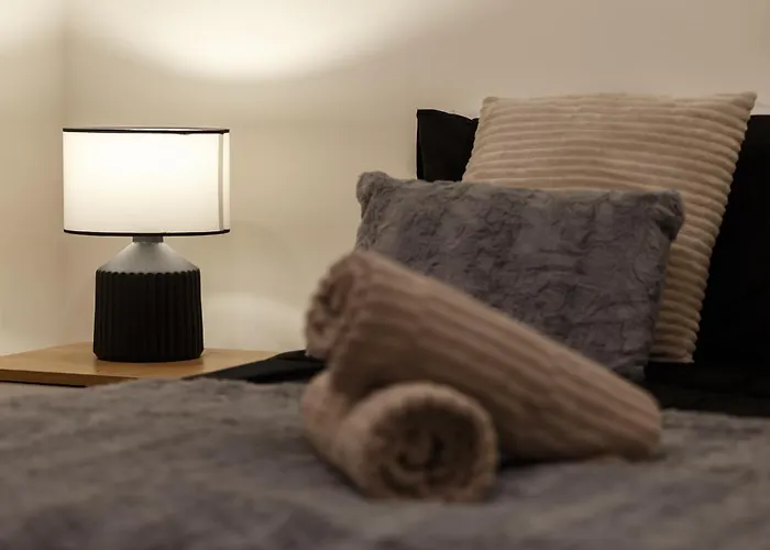 Modern And Cozy Two-bed In Apartment *