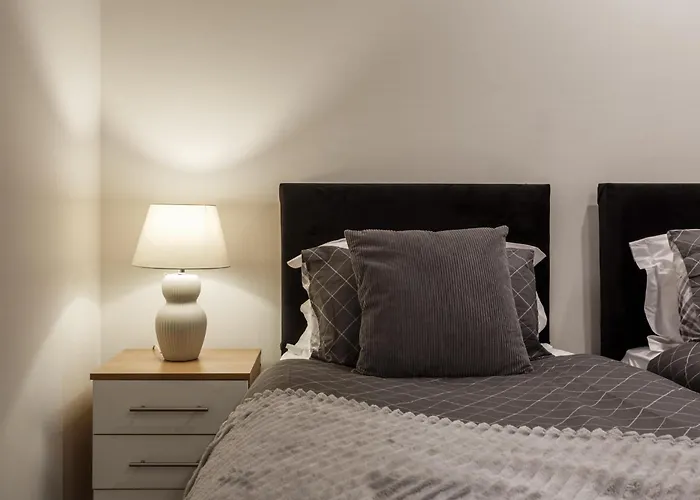 Modern And Cozy Two-bed In * 布雷得佛